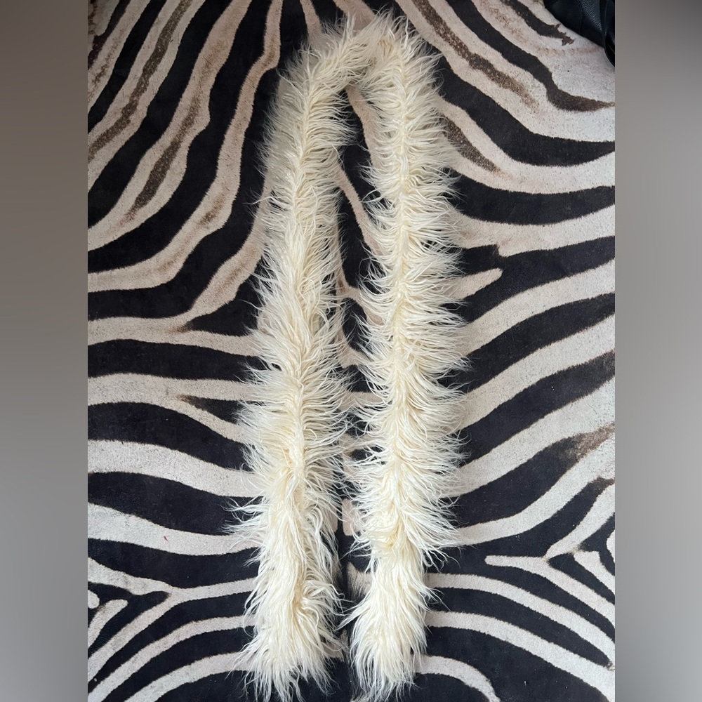 White fur scarf